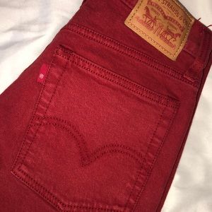 Maroon Levi’s wedgie fit jeans